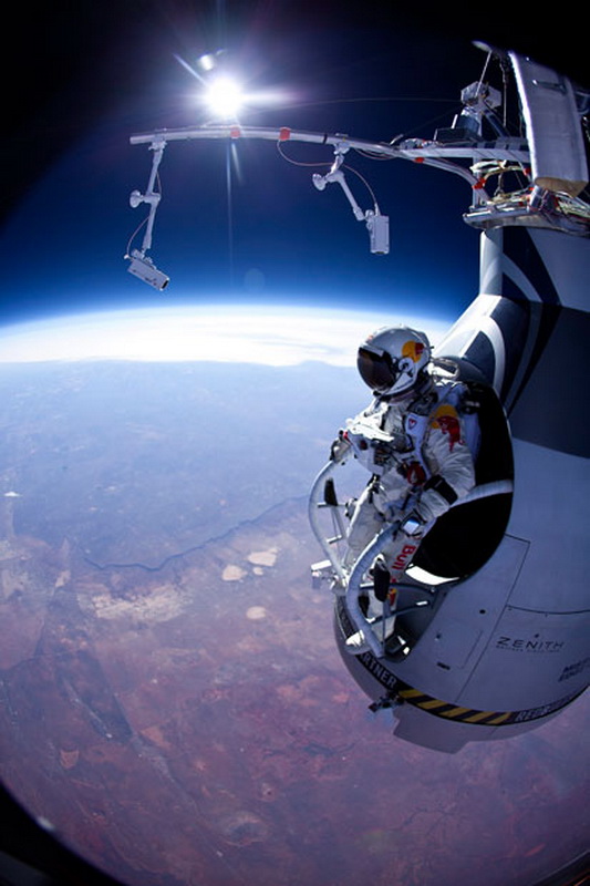 Фотография: Феликс Баумгартнер готовится к прыжку из космоса №2 - BigPicture.ru
