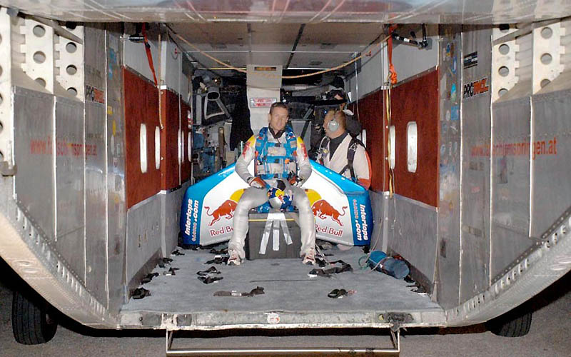 Фотография: Феликс Баумгартнер готовится к прыжку из космоса №13 - BigPicture.ru