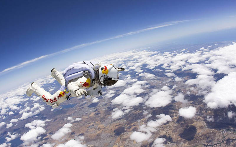 Фотография: Феликс Баумгартнер готовится к прыжку из космоса №22 - BigPicture.ru