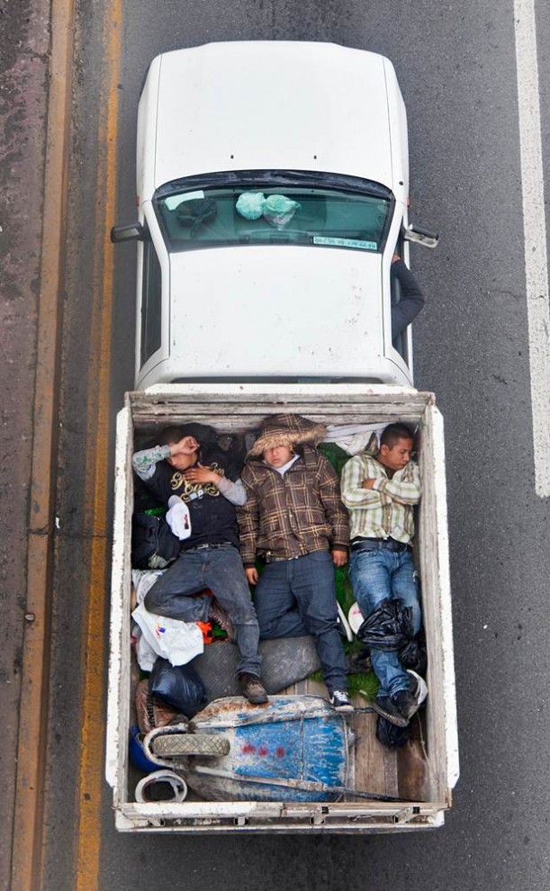 Фотография: Как добираются на работу мексиканские рабочие №5 - BigPicture.ru