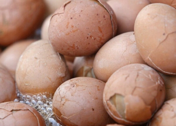 Китайский деликатес — яйца, сваренные в моче девственников