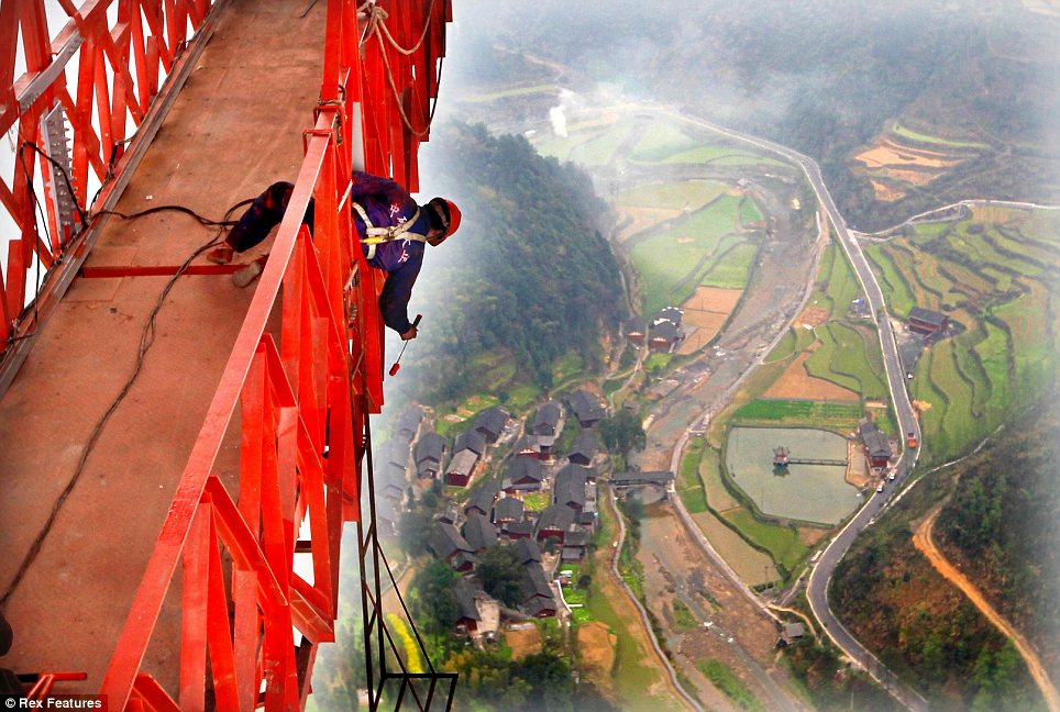Фотография: Китайцы построили самый длинный в мире мост через пропасть №5 - BigPicture.ru
