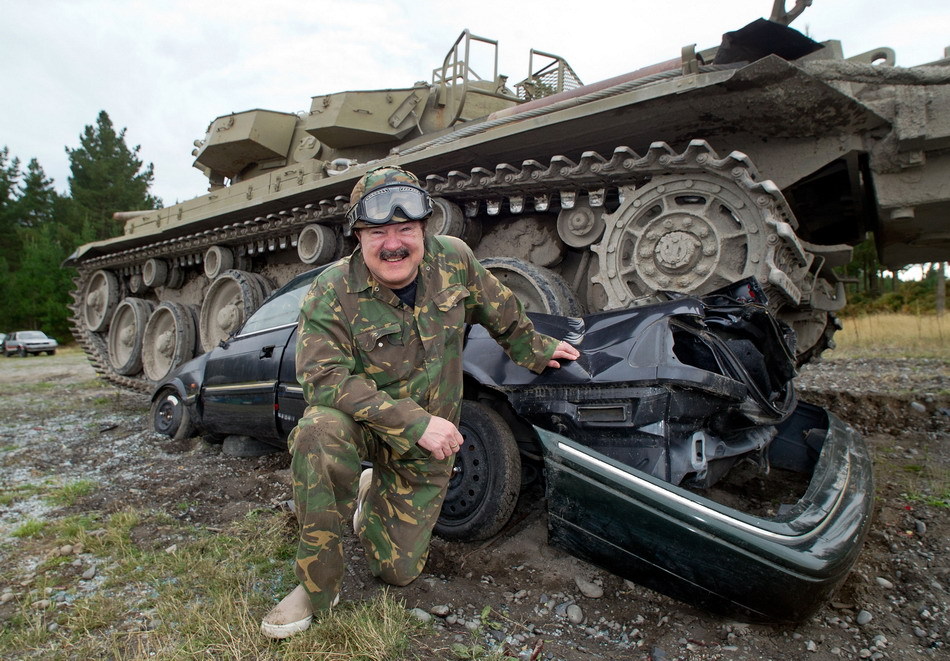 Фотография: Развлечение для настоящих мужчин: езда на танках по машинам №9 - BigPicture.ru