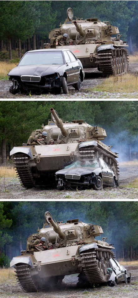 Фотография: Развлечение для настоящих мужчин: езда на танках по машинам №10 - BigPicture.ru