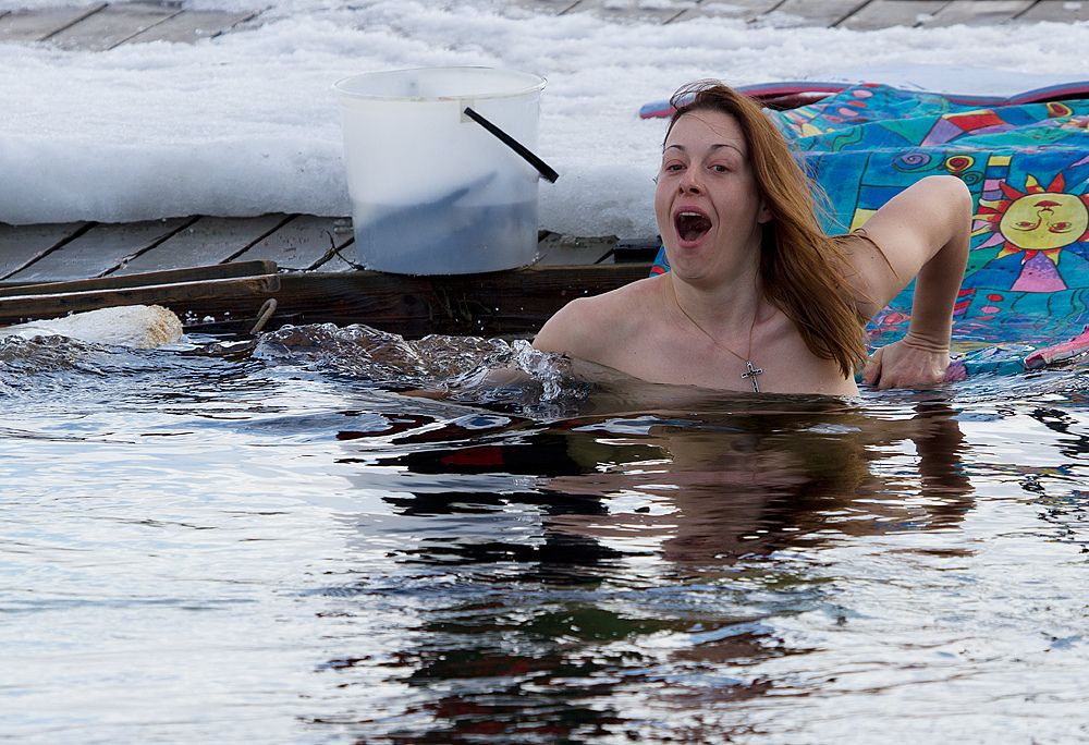 Фотография: Голая женщина в ледяной воде с китами №4 - BigPicture.ru