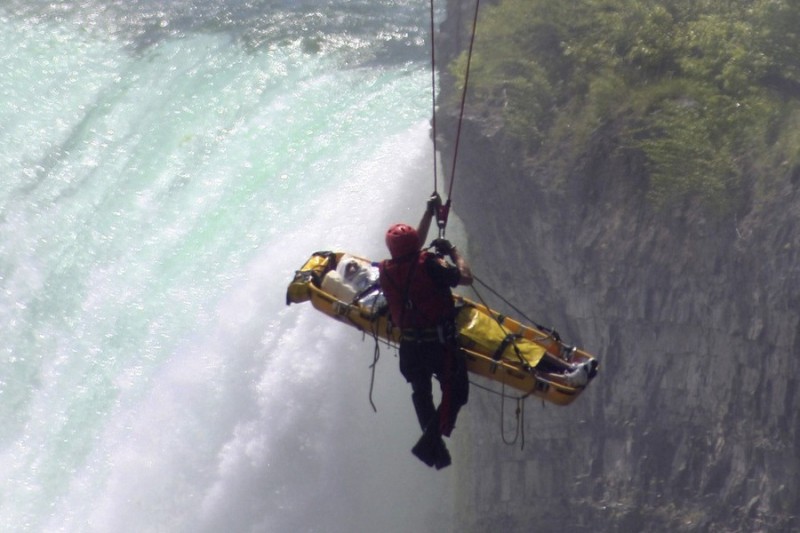 Фотография: Мужчина чудом выжил после прыжка в Ниагарский водопад №1 - BigPicture.ru