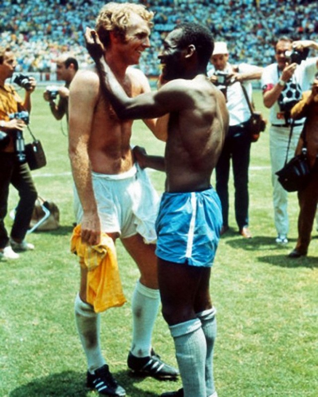  2. Два легендарных капитана — Пеле и Бобби Мур — обмениваются майками в знак взаимоуважения. Чемпионат мира по футболу, 1970 год.