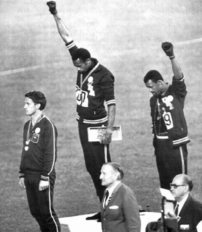  9. Афроамериканские атлеты Томми Смит и Джон Карлос поднимают кулаки в жесте солидарности. Олимпийские игры, 1968 год.