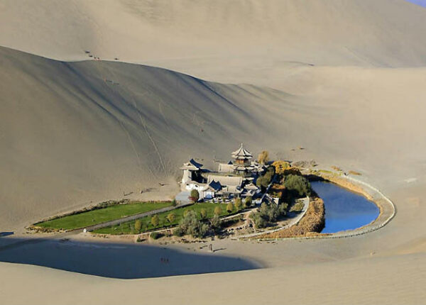 Озеро Полумесяц — китайский оазис в пустыне