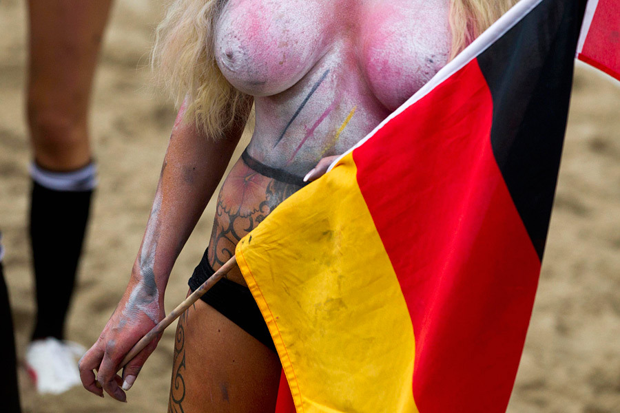 Фотография: Футбольный матч между порноактрисами Дании и Германии №6 - BigPicture.ru