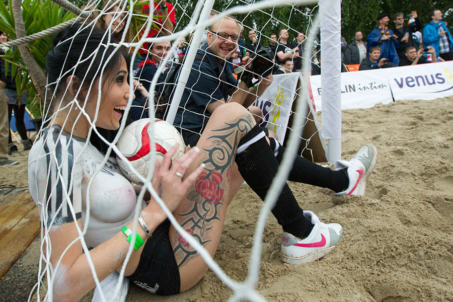 Фотография: Футбольный матч между порноактрисами Дании и Германии №7 - BigPicture.ru