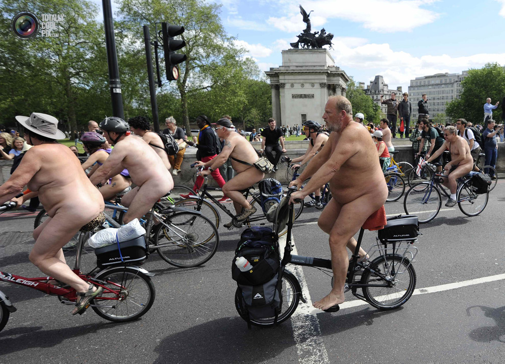 Фотография: Голые велосипедисты митингуют №9 - BigPicture.ru
