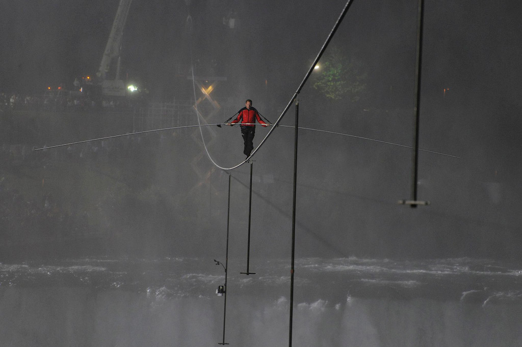 Фотография: Американец перешел по канату через Ниагарский водопад‎ №9 - BigPicture.ru