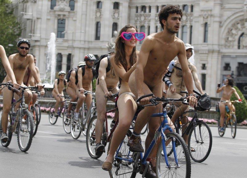 Голые велосипедисты митингуют