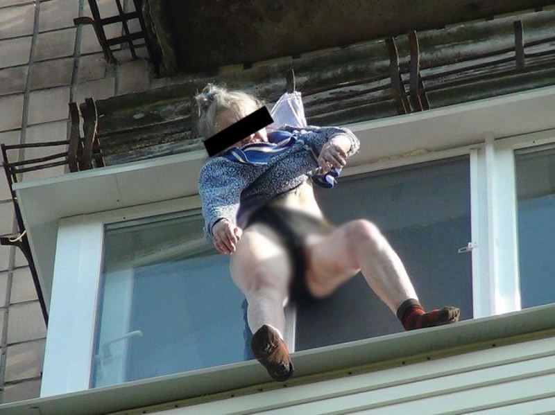 Фотография: Старушка выпала из окна, но спаслась благодаря халату советских времен №3 - BigPicture.ru
