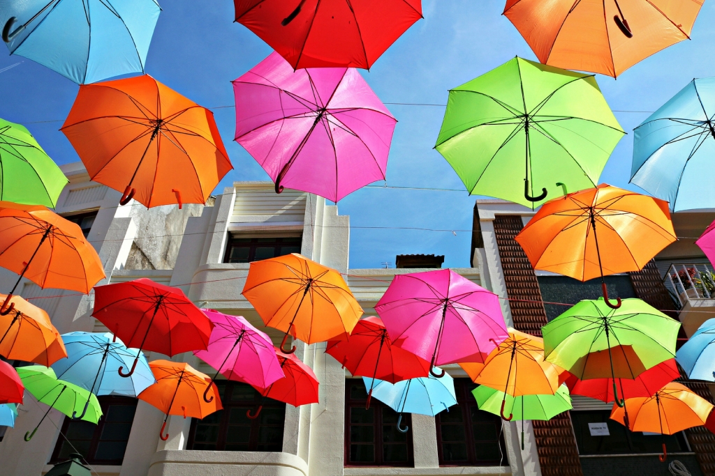 Фотография: Разноцветные зонтики на улицах Португалии №3 - BigPicture.ru