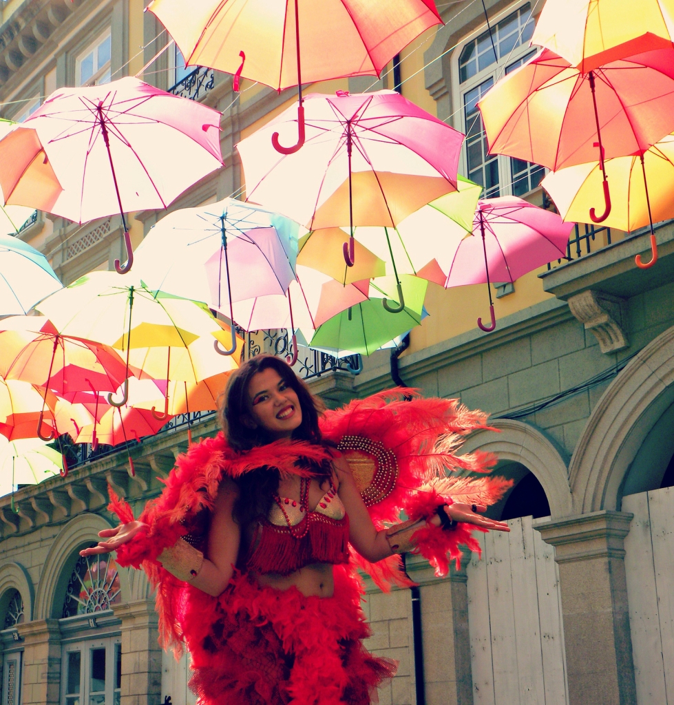 Фотография: Разноцветные зонтики на улицах Португалии №5 - BigPicture.ru