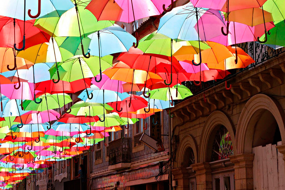 Фотография: Разноцветные зонтики на улицах Португалии №6 - BigPicture.ru