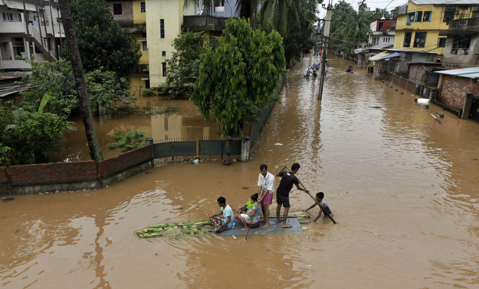 Фотография: Наводнение в Индии: 80 человек погибли, более 1 млн остались без крова №20 - BigPicture.ru