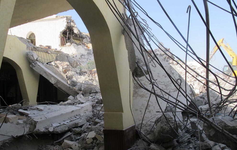 Фотография: Ливийские вандалы разрушили мечеть бульдозерами №7 - BigPicture.ru