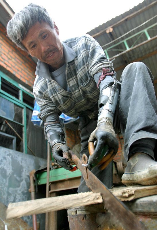Фотография: Китайский крестьянин сделал себе бионические руки №14 - BigPicture.ru