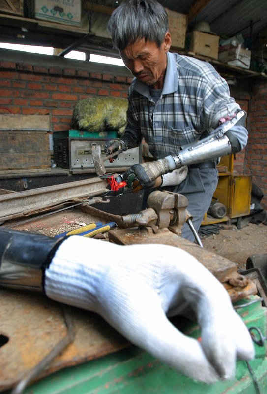 Фотография: Китайский крестьянин сделал себе бионические руки №13 - BigPicture.ru