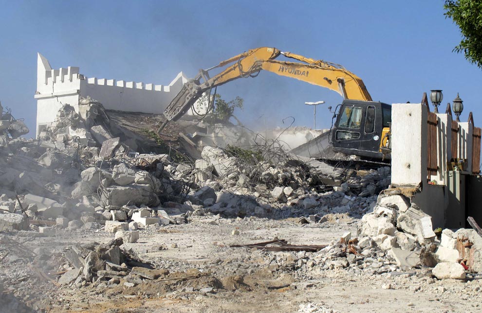 Фотография: Ливийские вандалы разрушили мечеть бульдозерами №2 - BigPicture.ru