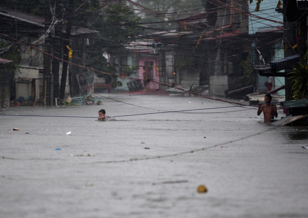 Фотография: Наводнение на Филиппинах: столица страны затоплена №15 - BigPicture.ru