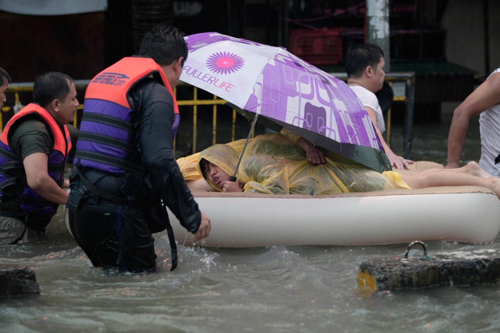 Фотография: Наводнение на Филиппинах: столица страны затоплена №16 - BigPicture.ru