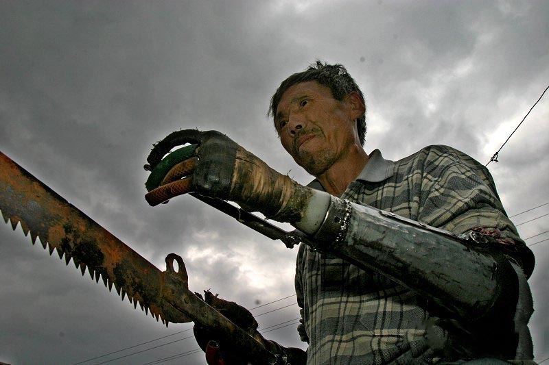 Фотография: Китайский крестьянин сделал себе бионические руки №11 - BigPicture.ru