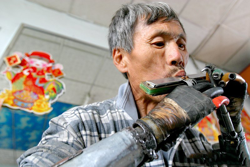 Фотография: Китайский крестьянин сделал себе бионические руки №9 - BigPicture.ru