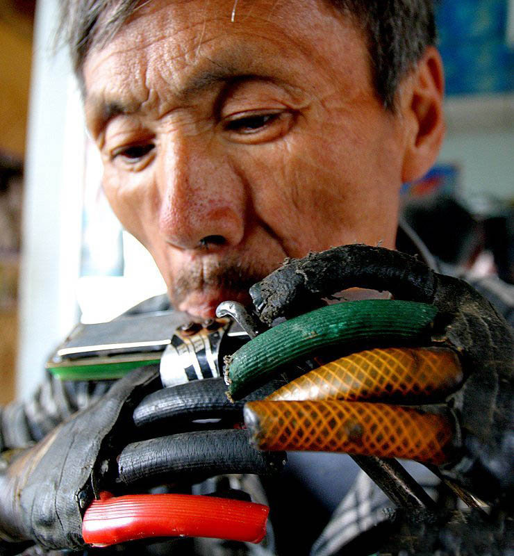 Фотография: Китайский крестьянин сделал себе бионические руки №8 - BigPicture.ru