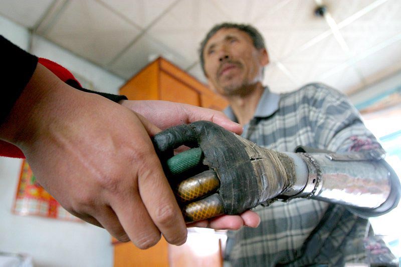 Фотография: Китайский крестьянин сделал себе бионические руки №4 - BigPicture.ru