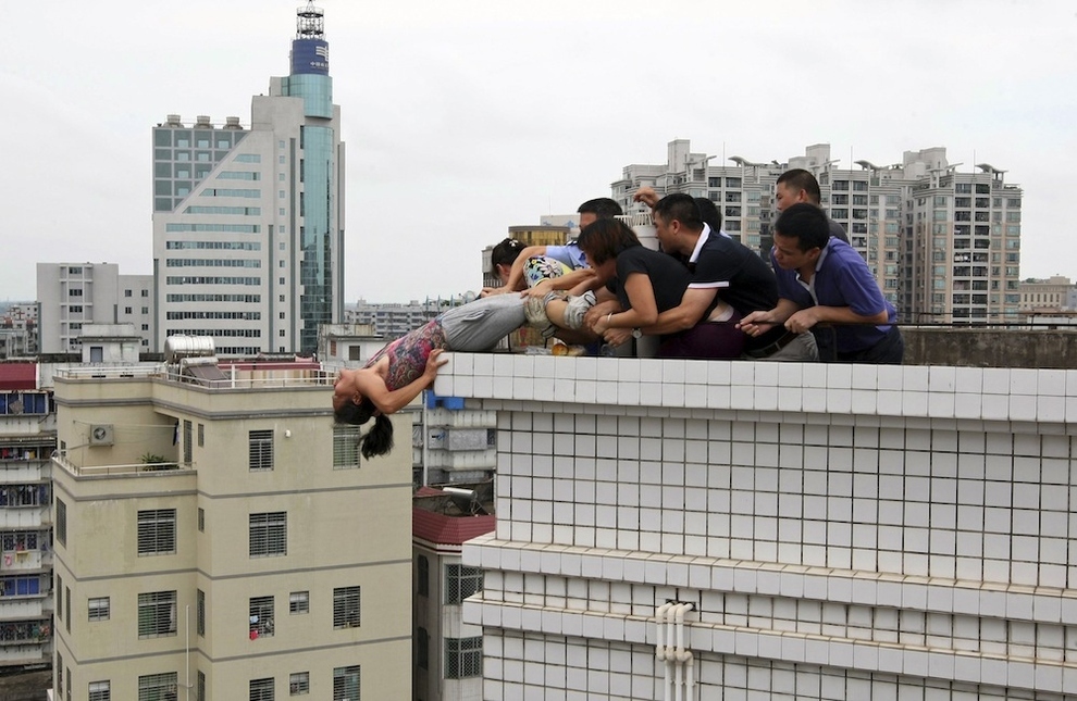 Фотография: Женщина-самоубийца на крыше в Китае №3 - BigPicture.ru