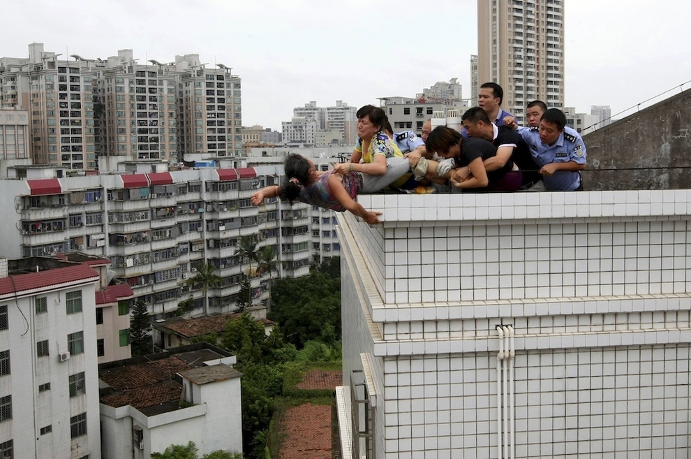 Фотография: Женщина-самоубийца на крыше в Китае №4 - BigPicture.ru