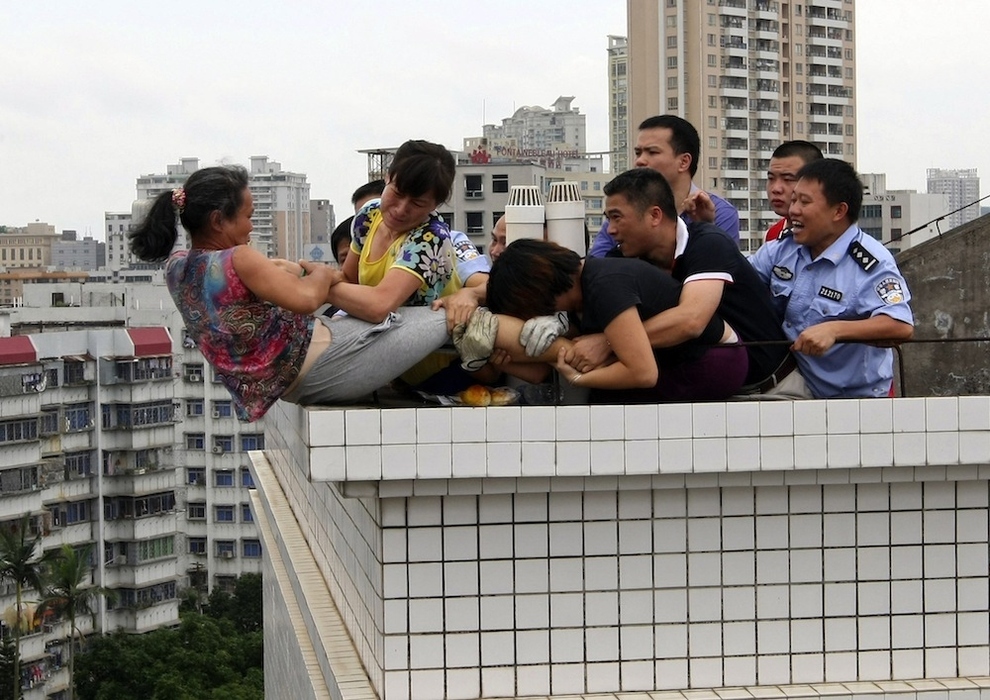 Фотография: Женщина-самоубийца на крыше в Китае №5 - BigPicture.ru