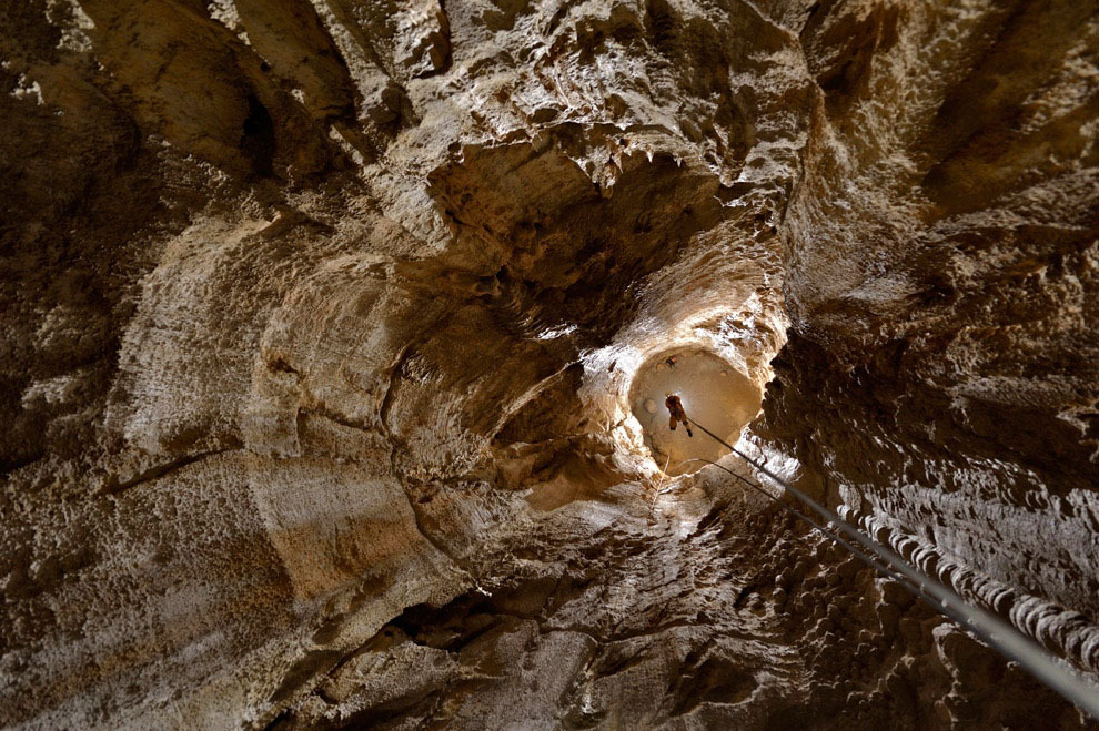 Фотография: Спуск в одну из самых глубоких пещер мира №7 - BigPicture.ru