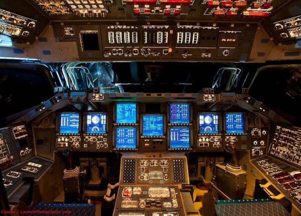 В кабине пилота космического челнока