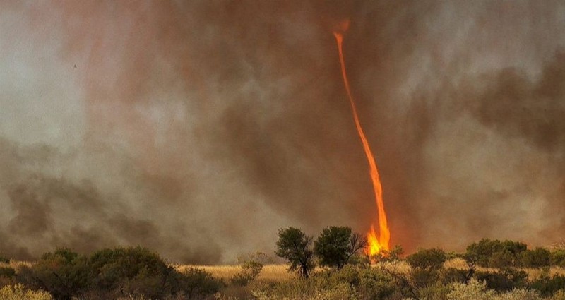 Фотография: Пугающие чудеса природы - огненный смерч №1 - BigPicture.ru