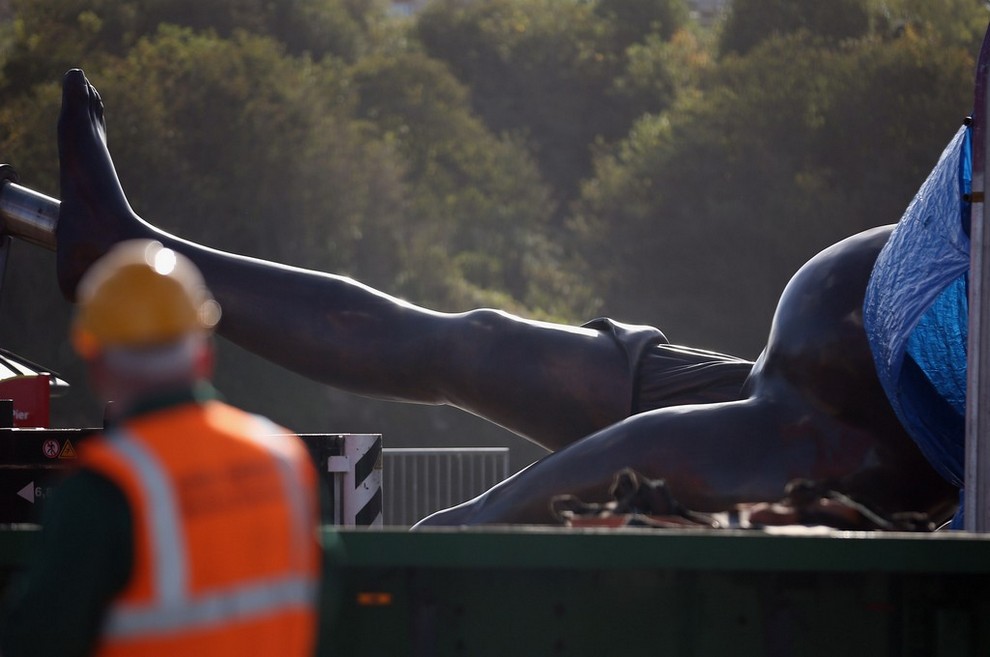 Фотография: Дэмиен Херст шокировал британцев 20-метровой скульптурой беременной женщины №4 - BigPicture.ru