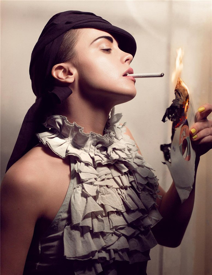 Фотография: 37 роковых красавиц и сигареты №29 - BigPicture.ru