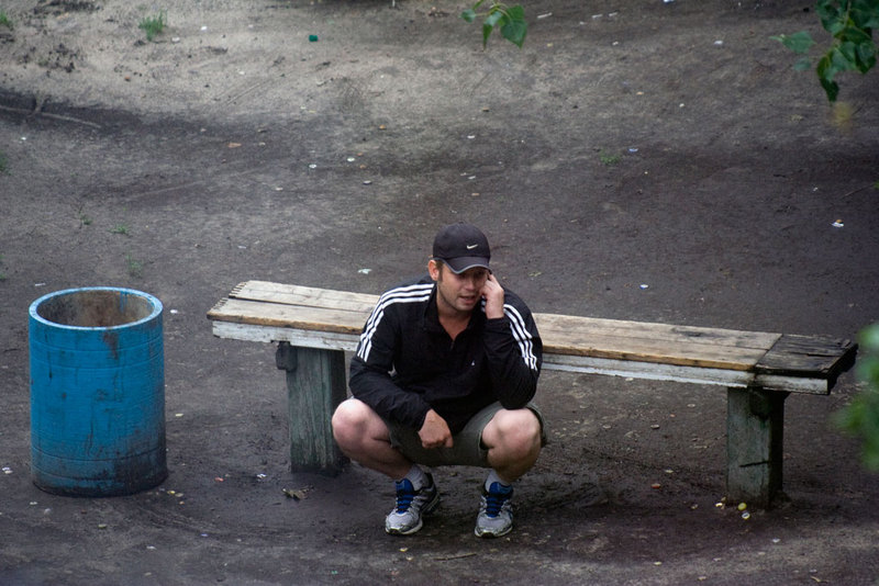 Фотограф четыре года снимал, что происходит на лавочке в украинском дворе
