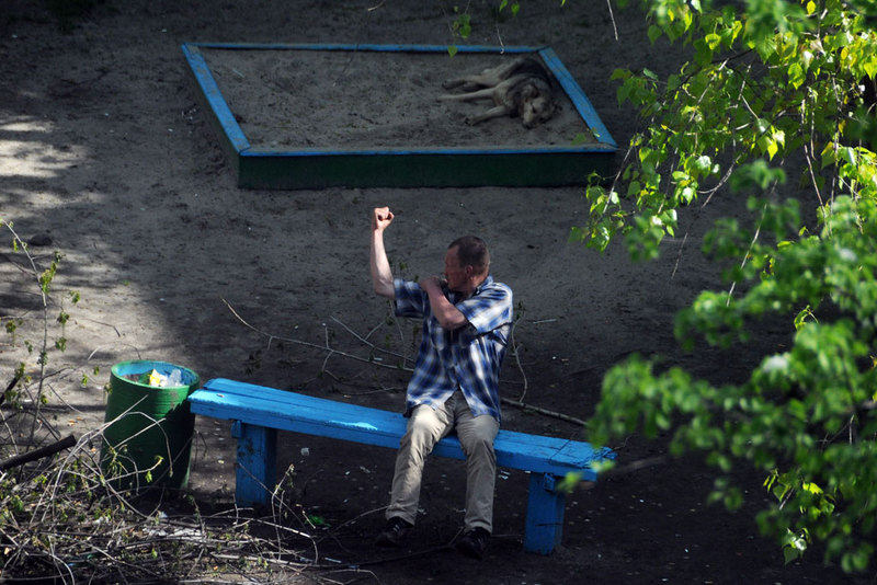 Фотограф четыре года снимал, что происходит на лавочке в украинском дворе