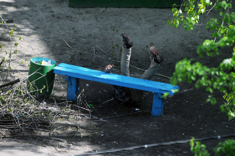 Фотография: Фотограф четыре года снимал, что происходит на лавочке в украинском дворе №17 - BigPicture.ru