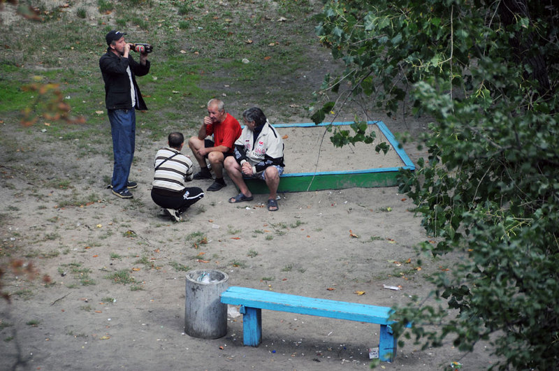 Фотография: Фотограф четыре года снимал, что происходит на лавочке в украинском дворе №22 - BigPicture.ru
