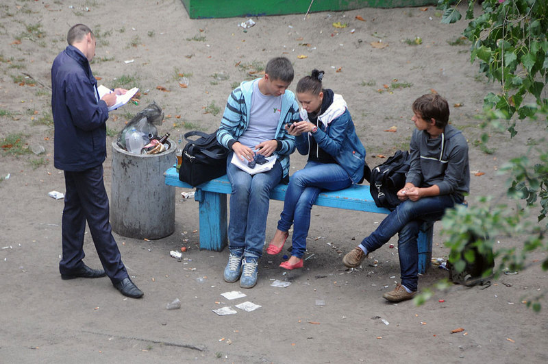 Фотография: Фотограф четыре года снимал, что происходит на лавочке в украинском дворе №23 - BigPicture.ru