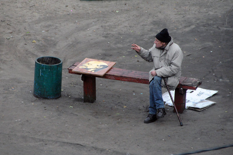 Фотография: Фотограф четыре года снимал, что происходит на лавочке в украинском дворе №28 - BigPicture.ru