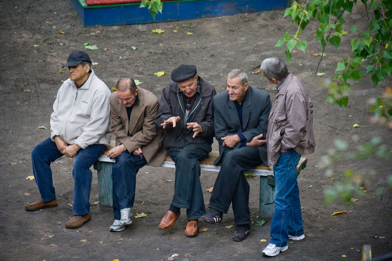 Фотография: Фотограф четыре года снимал, что происходит на лавочке в украинском дворе №4 - BigPicture.ru