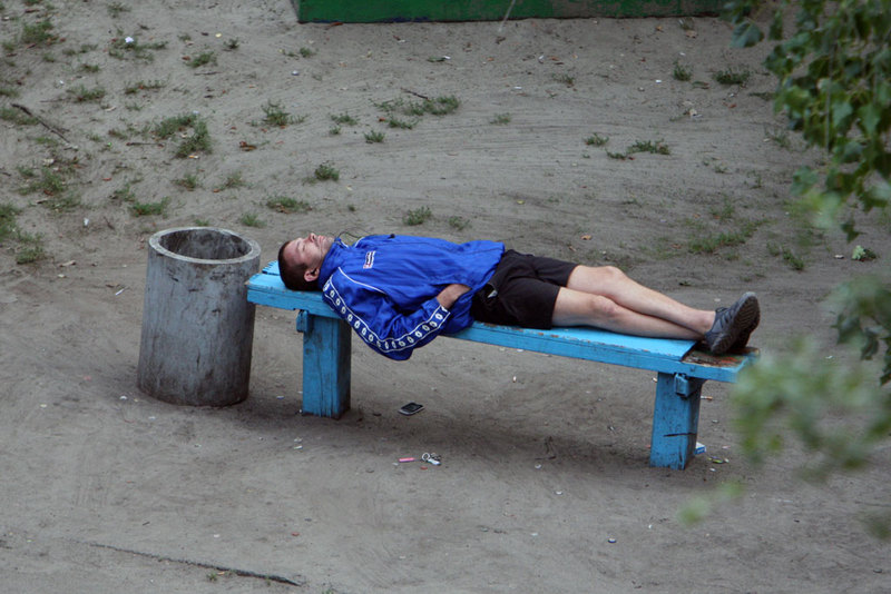 Фотография: Фотограф четыре года снимал, что происходит на лавочке в украинском дворе №31 - BigPicture.ru