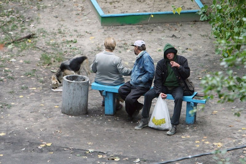 Фотография: Фотограф четыре года снимал, что происходит на лавочке в украинском дворе №33 - BigPicture.ru